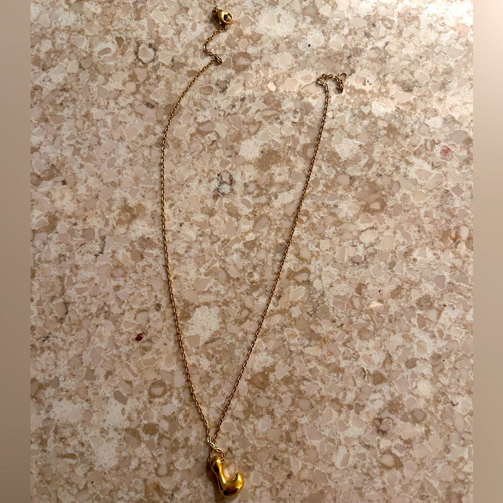NWOT “L” gold necklace